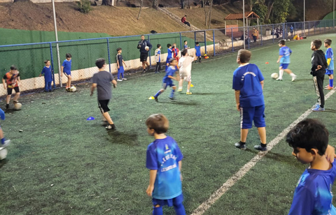 Campeã de preferência entre a garotada, a Escolinha de Futebol ensina a meninos e meninas os fundamentos do esporte e a convivência em equipe.